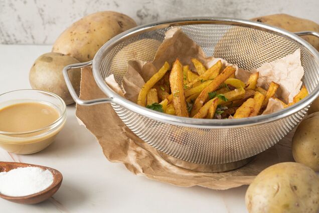 Як по смажити картоплю без зайвої олії та до хрусткої скоринки: простий спосб