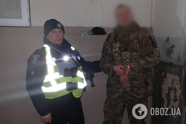 В Киеве мужчина ударил прохожего ножом в шею, а затем порезал лицо женщине. Подробности и фото