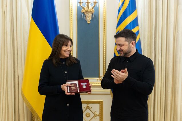 'За всебічну підтримку українців': Зеленський нагородив мера Парижа орденом княгині Ольги. Відео