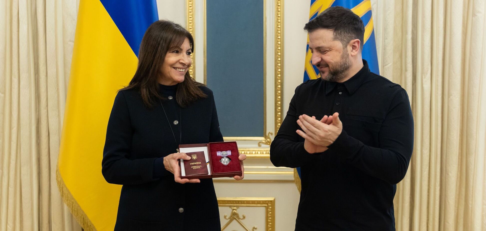 'За всебічну підтримку українців': Зеленський нагородив мера Парижа орденом княгині Ольги. Відео