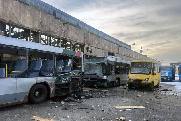 Оккупанты сбросили взрывчатку на маршрутку в Херсоне: есть раненые