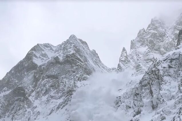 В італійських Альпах лавина накрила лижників, які за нею спостерігали: є загиблі і постраждалі. Відео
