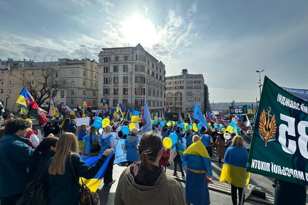 'Российская война против Украины продолжается': в центре Стамбула состоялся украинский митинг с участием семей военных. Фото