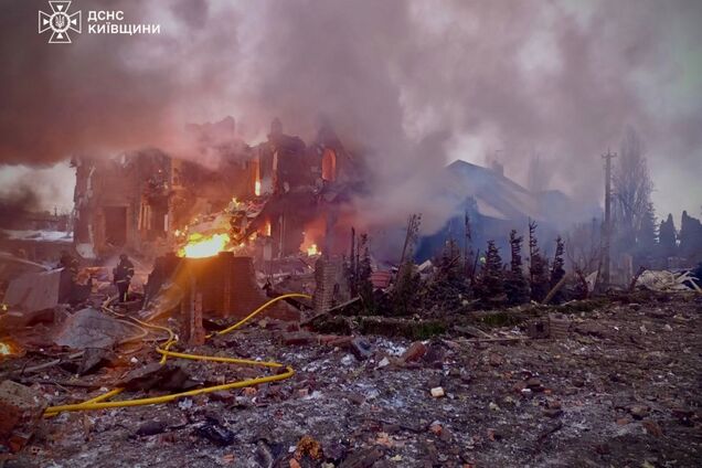 Вирви, руйнування і поранені люди: в ДСНС показали фото наслідків нічних ударів РФ по Київщині
