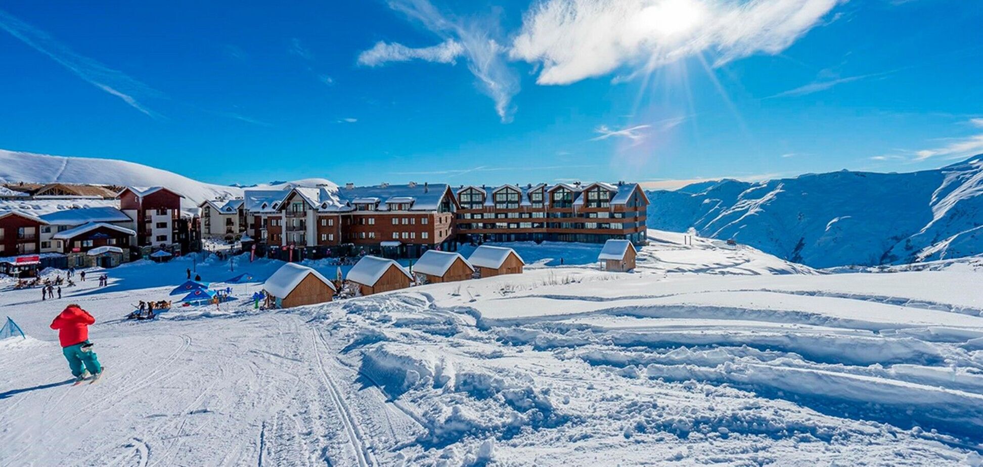 'Не носите эту куртку в Грузии': на горнолыжном курорте Кавказа местный житель намеренно толкнул парня с надписью 'Russia'. Видео