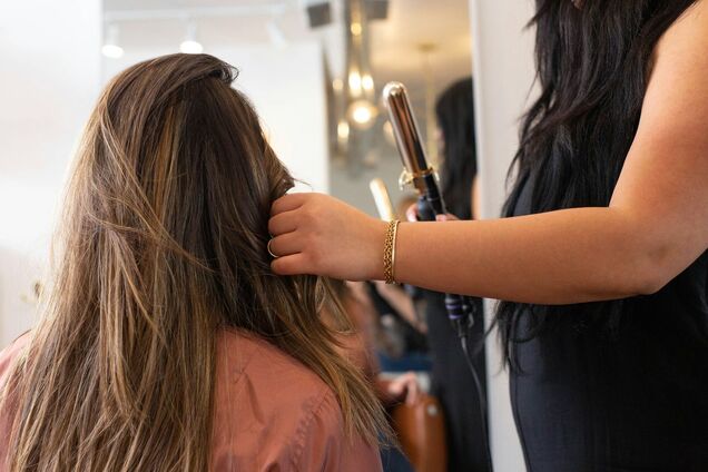 Сделает тонкие волосы густыми: названа универсальная прическа