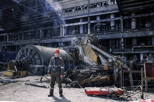 Рабочий во время ремонта разрушенной ТЭС. Иллюстрация