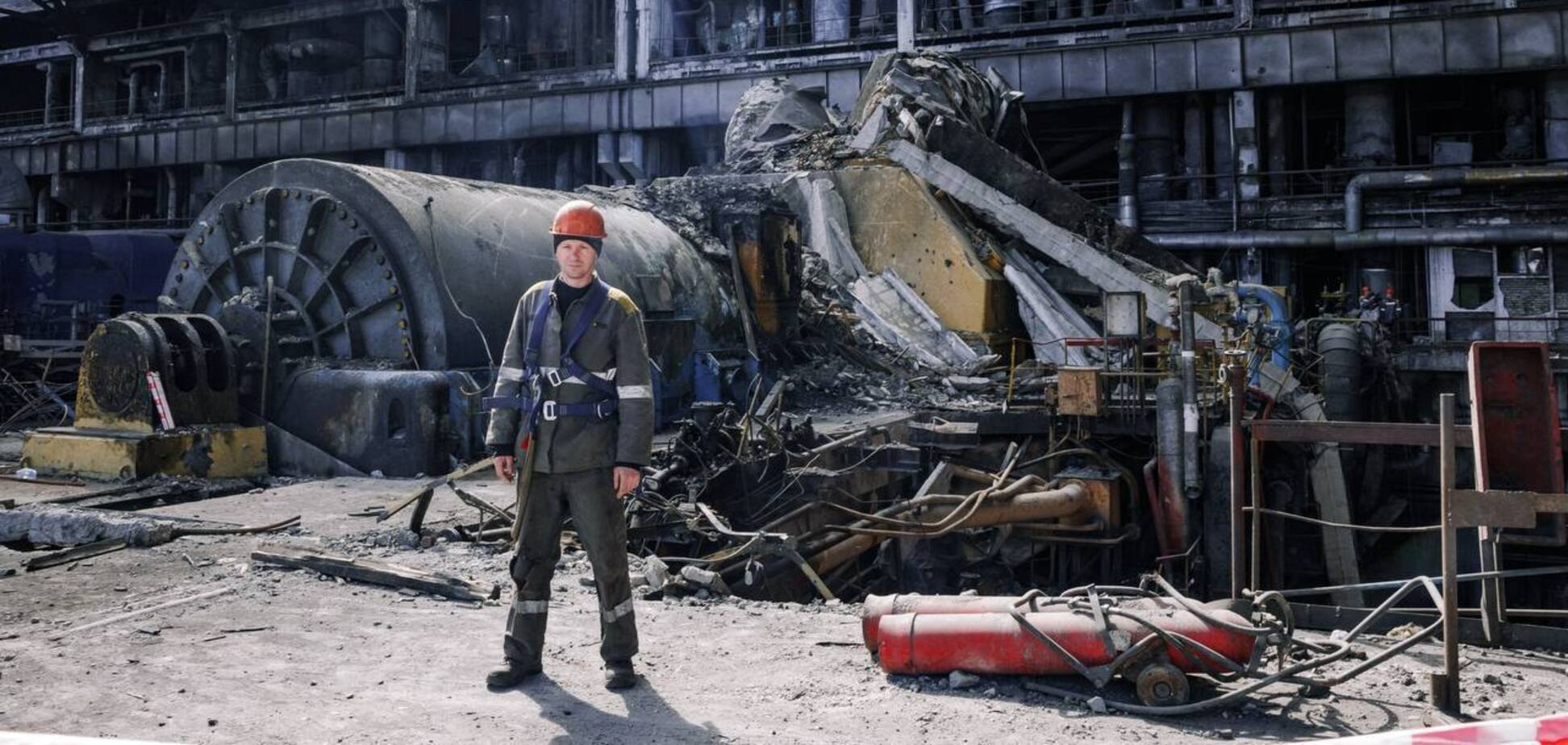 Рабочий во время ремонта разрушенной ТЭС. Иллюстрация