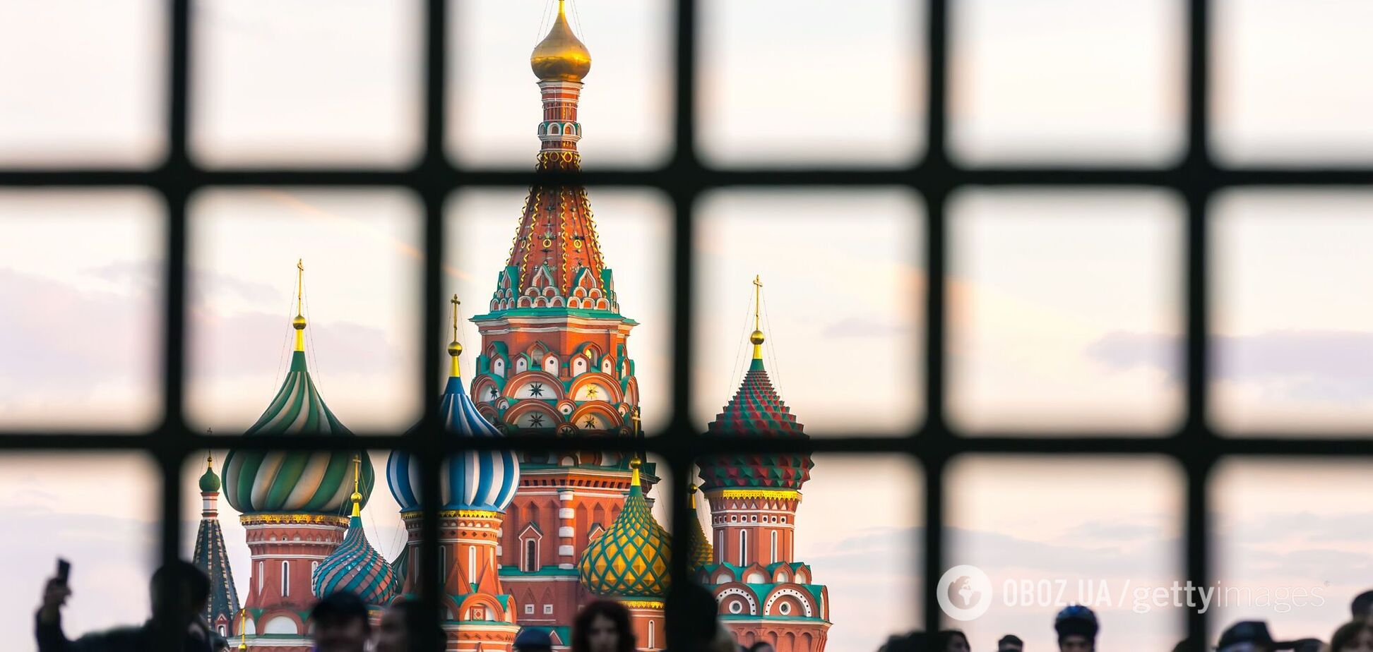 Вид на Кремль з-за ґрат як символ санкцій проти Росії