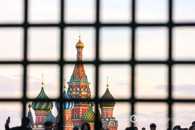 Вид на Кремль из-за решетки как символ санкций против России