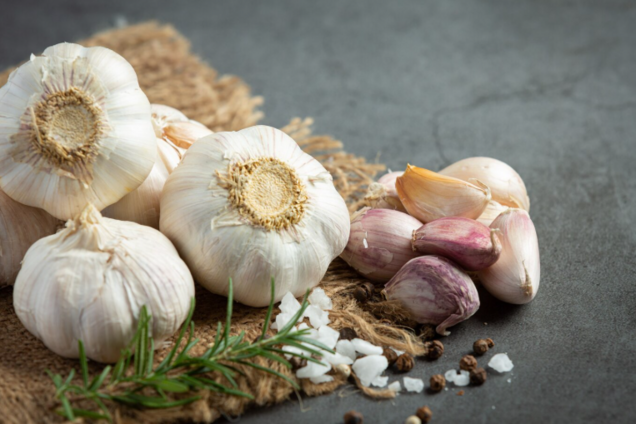 Як легко почистити часник без бруду за 10 секунд: геніальний лайфхак