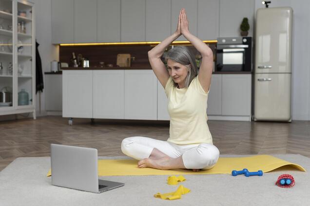 7 минут, которые возвращают телу силу: вечерняя формула тонуса после 50