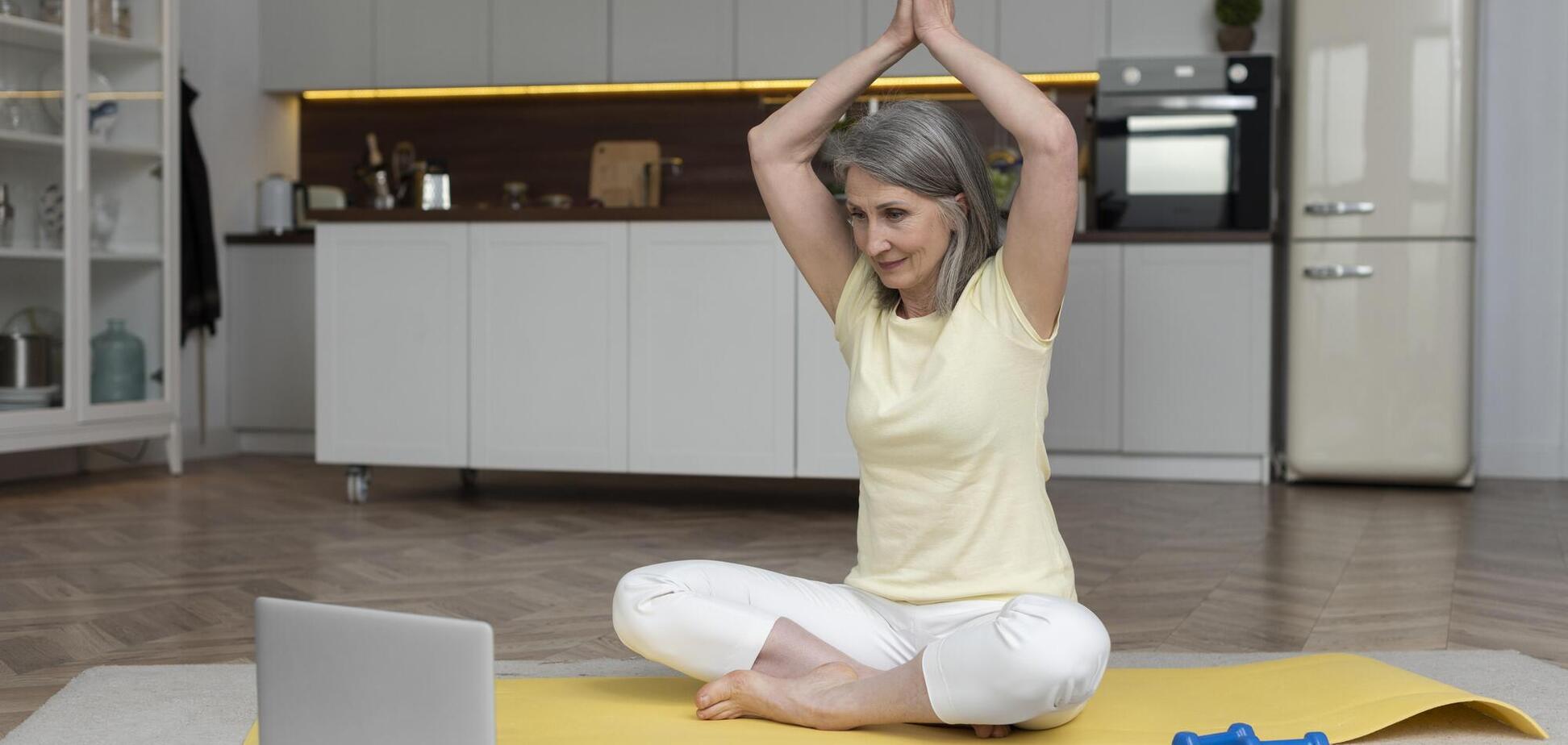 7 минут, которые возвращают телу силу: вечерняя формула тонуса после 50