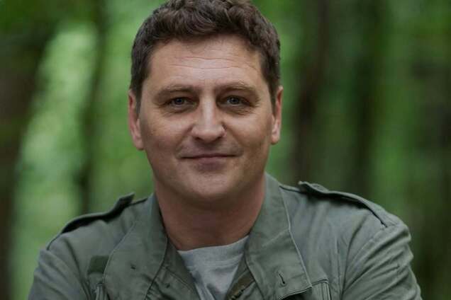 49-річний актор В'ячеслав Довженко вийшов у світ із молодою нареченою та розсекретив, коли зіграє весілля