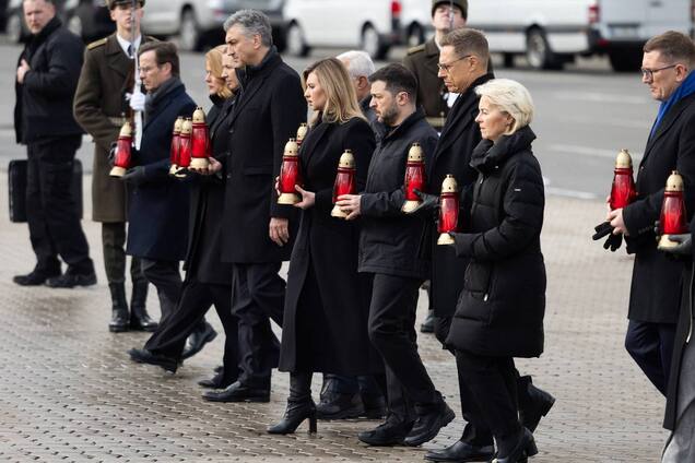 'Очень хочу однажды прийти сюда с президентом США': Зеленский почтил погибших героев Украины и объяснил, что нужно для мира