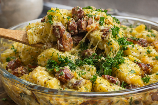 Смачна картопля з ковбасками на вечерю: ділимось простим рецептом у духовці