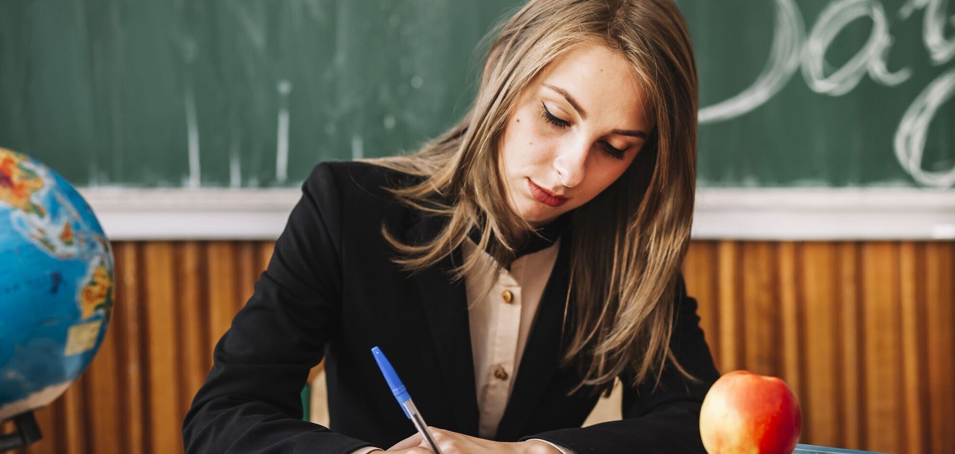 Какой ручкой проверять тетради в начальной школе – красной или зеленой? Мнения учителя, психолога и первого образовательного омбудсмена