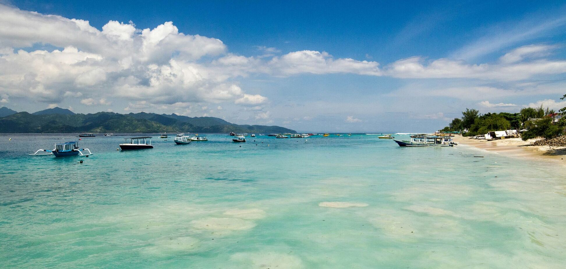 Идеальное море и никаких автомобилей: туристам назвали малоизвестный райский остров для отдыха