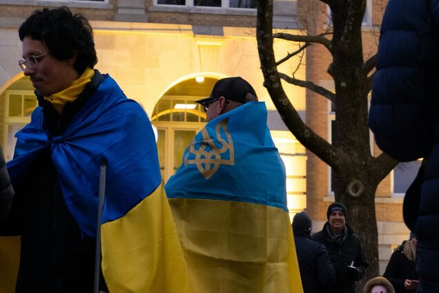 Ілюстрація - чоловіки у прапорах України