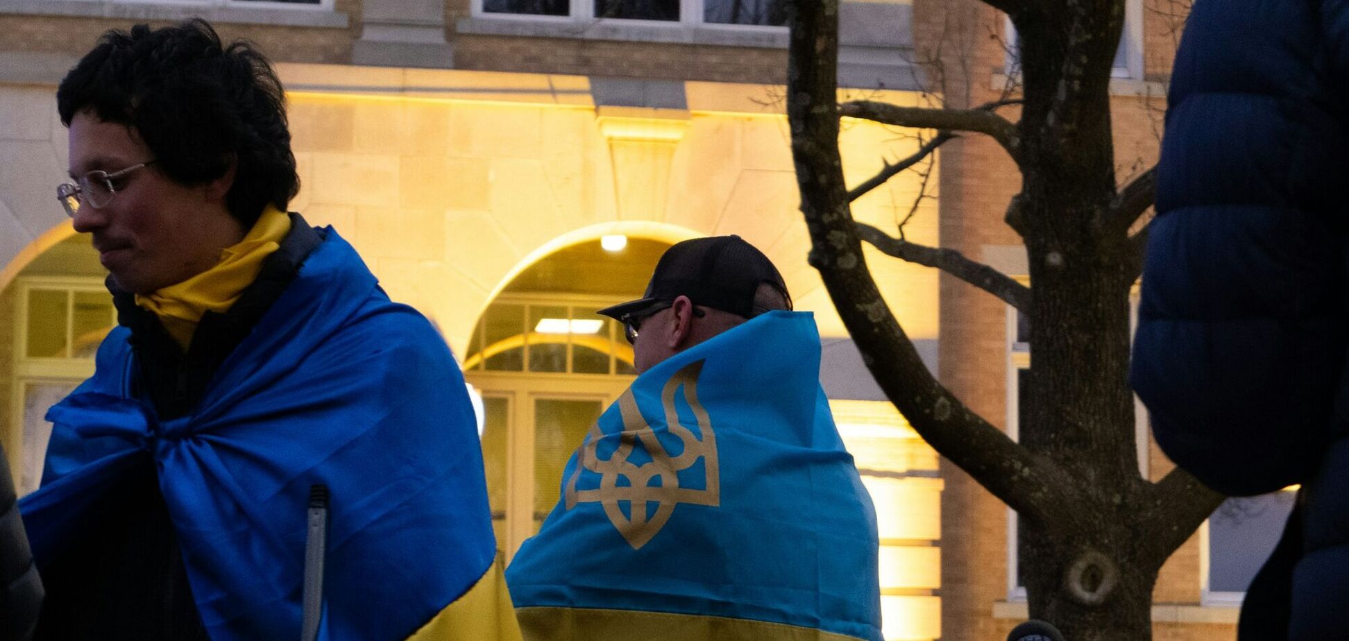 Иллюстрация - мужчины во флагах Украины