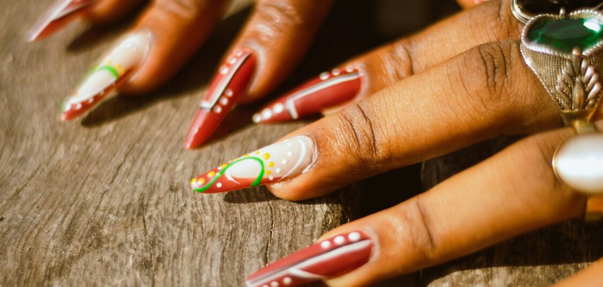 Животные принты, полоски и драгоценности: главные тренды маникюра на весну 2026 года
