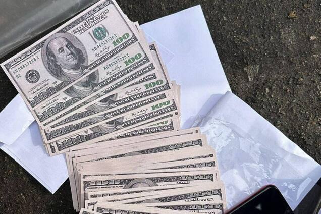 Вклеивали фото военнообязанных в удостоверения иностранцев: на Днепропетровщине разоблачили схему уклонения от мобилизации. Фото