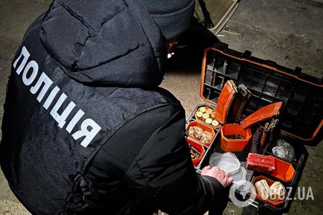 Гранати, набої та вибухівка: на Київщині викрили двох чоловіків, які торгували трофейною зброєю. Фото та відео