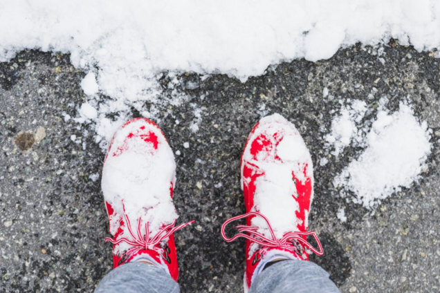 Как эффективно бороться с гололедом: простая домашняя смесь