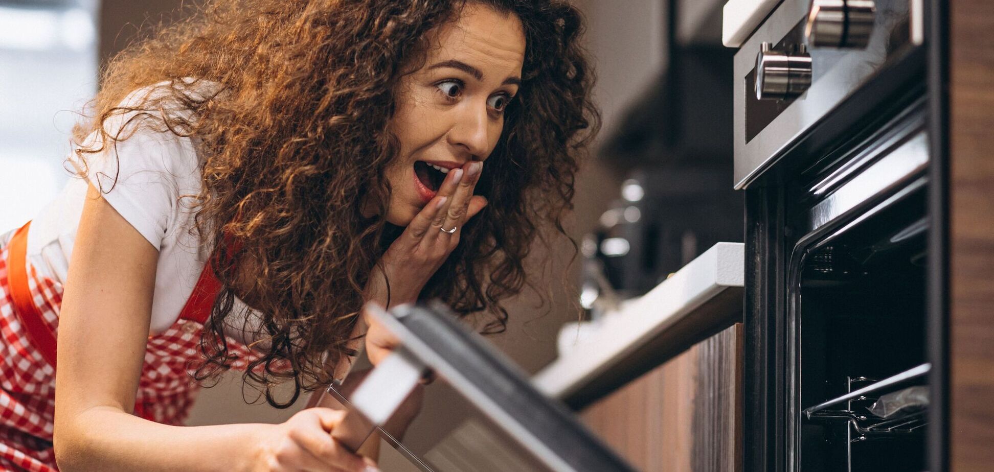 Самый быстрый способ очистить стекло духовки от жира за 5 минут: простой лайфхак