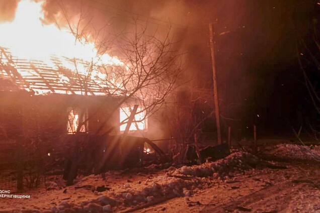 Оккупанты ударили по Черниговщине: горел дом, пострадали люди. Фото