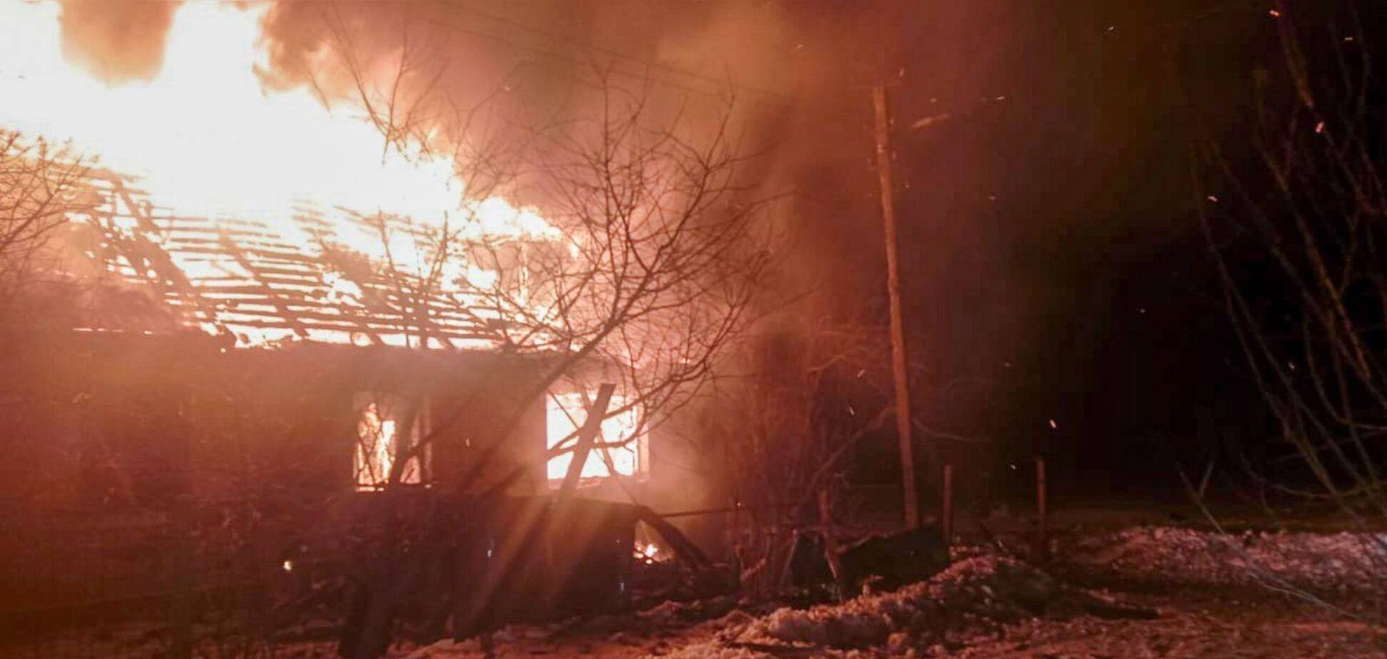 Оккупанты ударили по Черниговщине: горел дом, пострадали люди. Фото