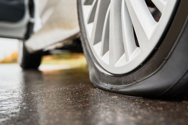 Ілюстрація - пошкоджена шина