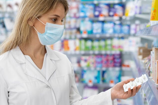 Ілюстрація - фармацевт тримає ліки