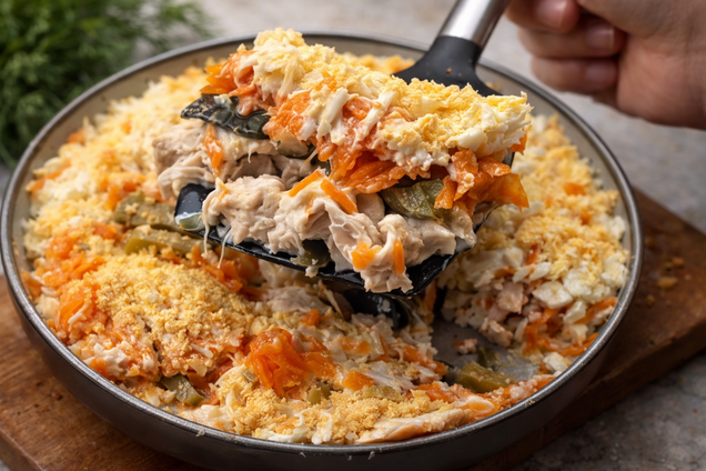 Сытный белковый салат без майонеза: с курицей, яйцами и овощами