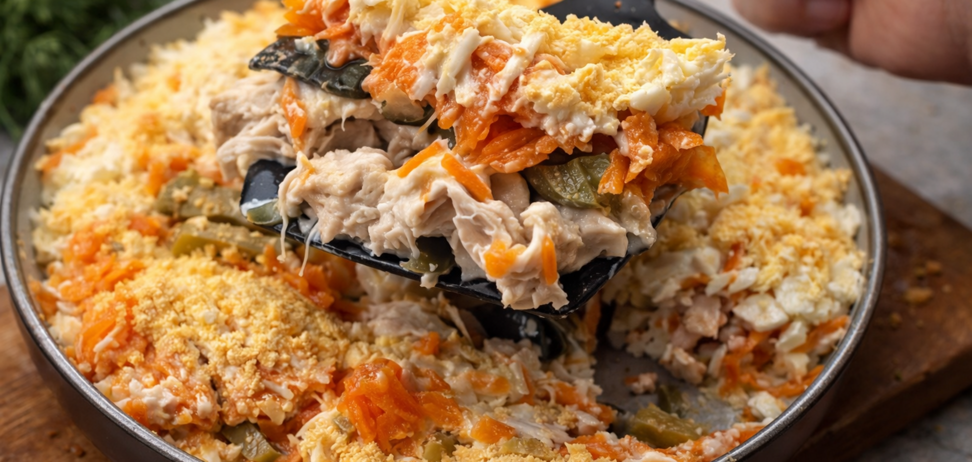 Сытный белковый салат без майонеза: с курицей, яйцами и овощами