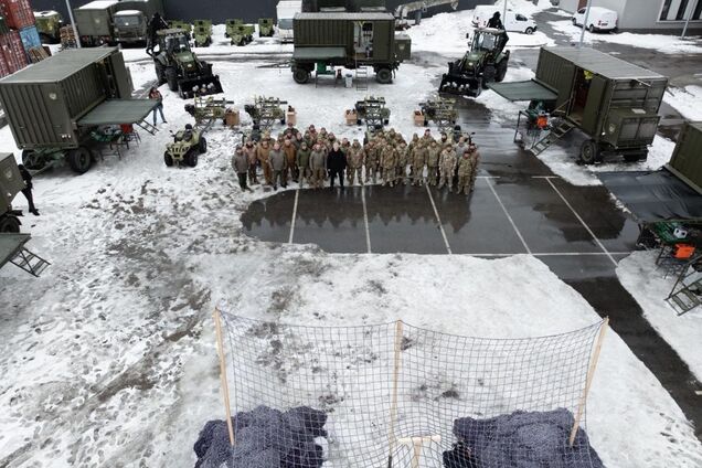 Подразделения ВСУ получили экскаваторы, антидронные сетки и квадроциклы от Порошенко