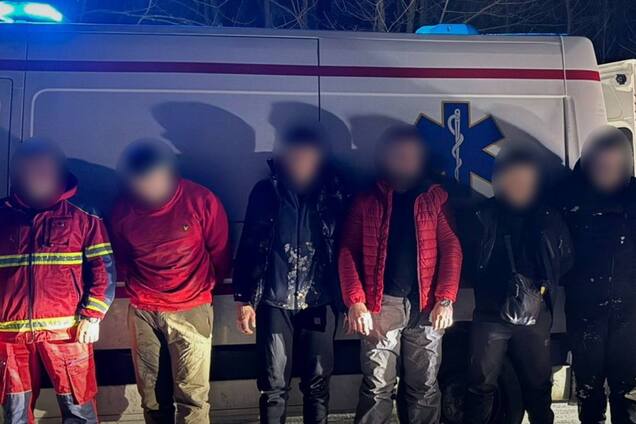 Пограничники задержали псевдо 'скорую': дельцы незаконно перевозили граждан в Румынию. Фото
