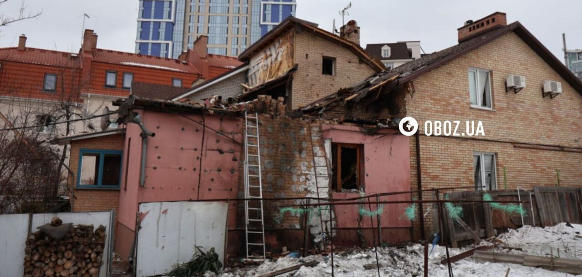Пошкоджений будинок та діра в стелі: наслідки атаки РФ на Печерськ у Києві. Фото та відео
