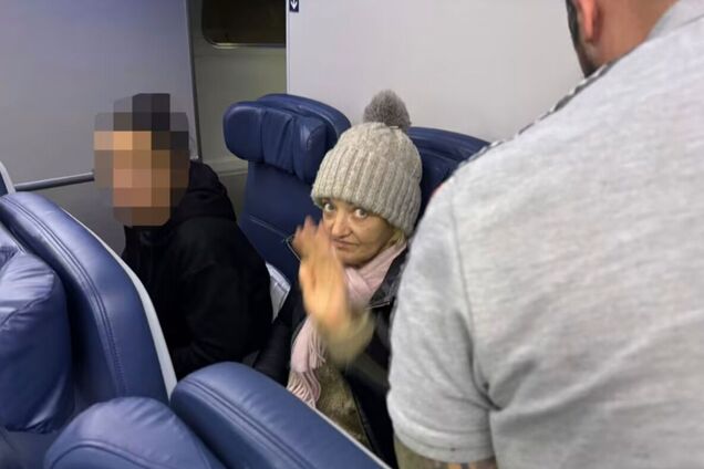 Ховалась у туалеті: в Мілані затримали росіянку, яка двічі проникла на літак без квитка. Фото