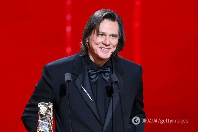 64-летний 'пенсионер' Джим Керри впервые вывел в свет таинственную возлюбленную и публично обратился к ней со сцены. Фото пары