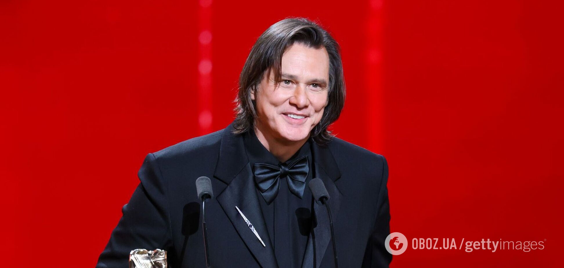 64-летний 'пенсионер' Джим Керри впервые вывел в свет таинственную возлюбленную и публично обратился к ней со сцены. Фото пары