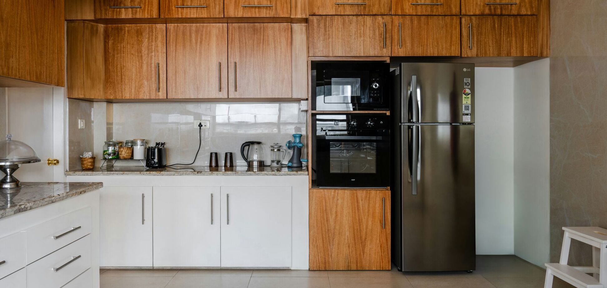 Какие приборы лучше оставлять в розетке: экономия сделает только хуже