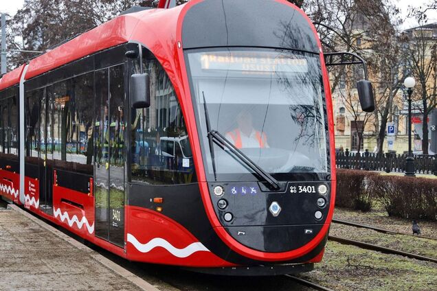 Зручний та комфортний для всіх: перші пасажири оцінили новий низькопідлоговий трамвай у Дніпрі