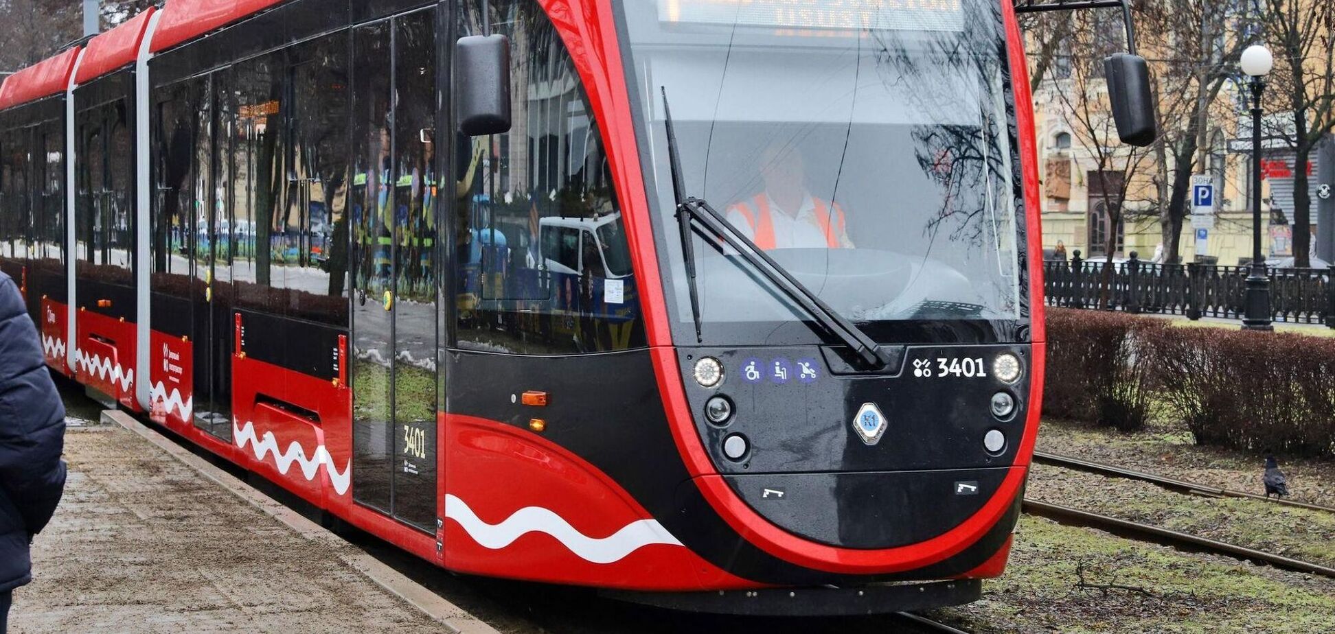 Удобный и комфортный для всех: первые пассажиры оценили новый низкопольный трамвай в Днепре