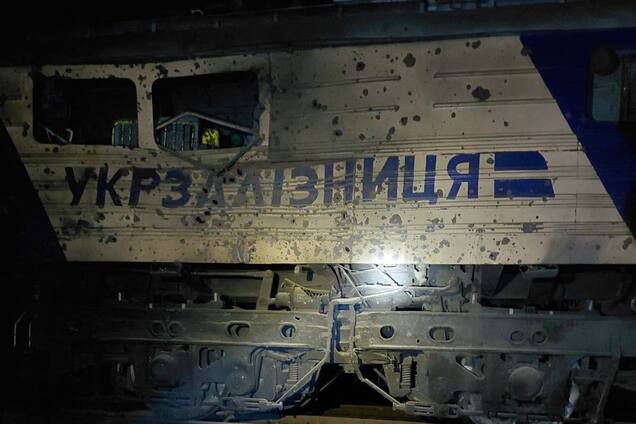 Окупанти атакували одну зі станцій на Дніпропетровщині: сталася пожежа, постраждав машиніст