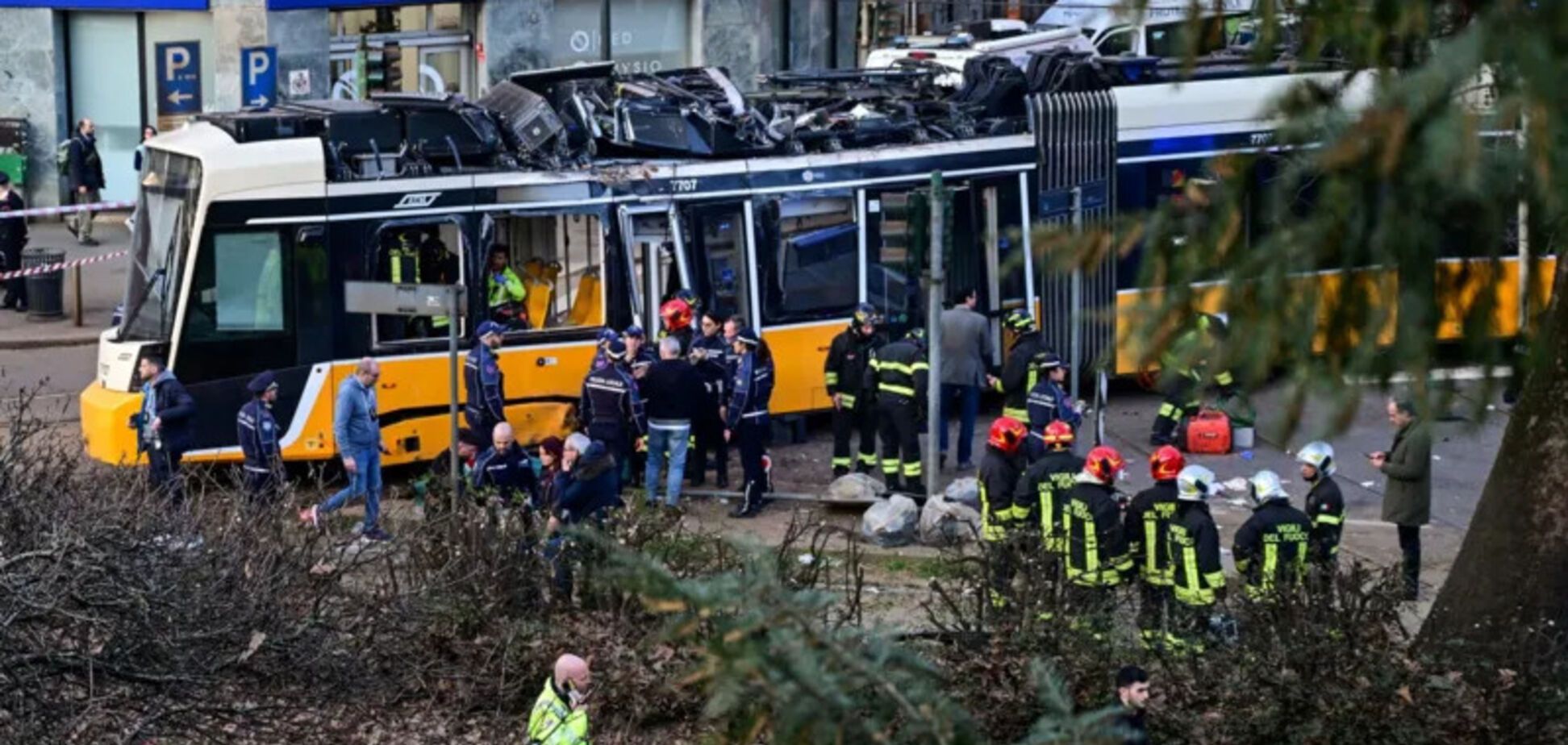 У Мілані трамвай зійшов з рейок: двоє людей загинули, десятки постраждали. Фото і відео