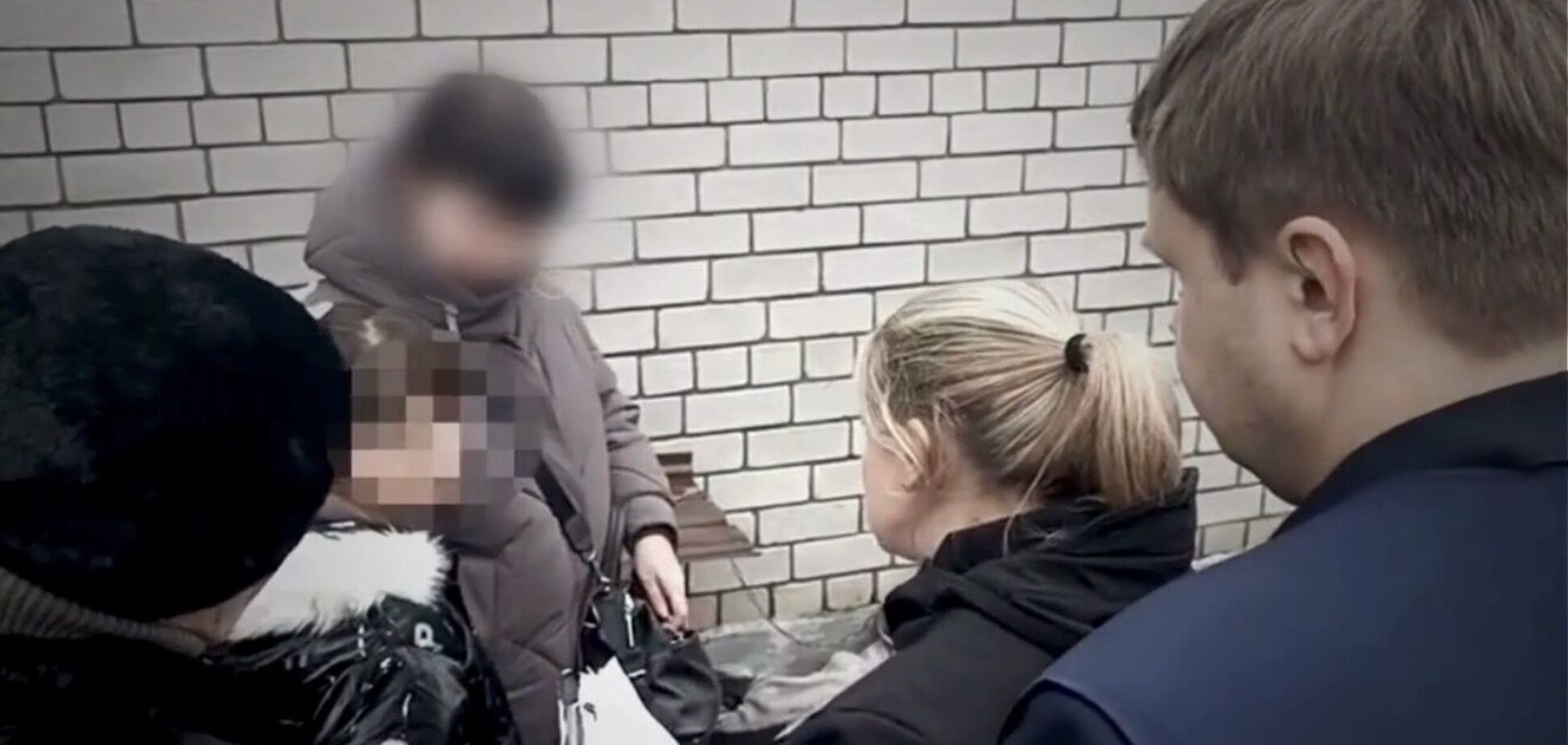 Оставляли без еды и заставляли ходить по камням до крови: в Днепре родителей-воспитателей уличили в издевательстве над детьми