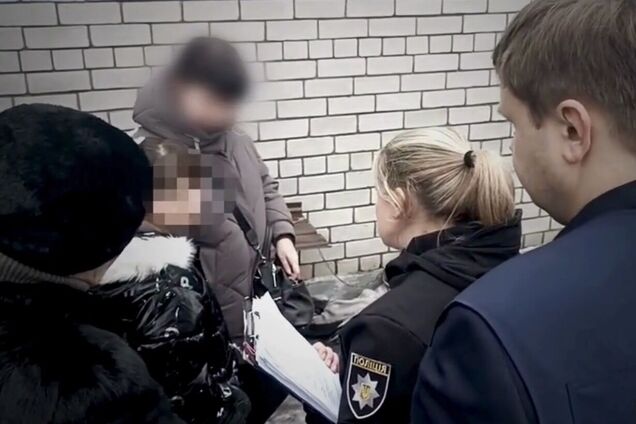 Оставляли без еды и заставляли ходить по камням до крови: в Днепре родителей-воспитателей уличили в издевательстве над детьми