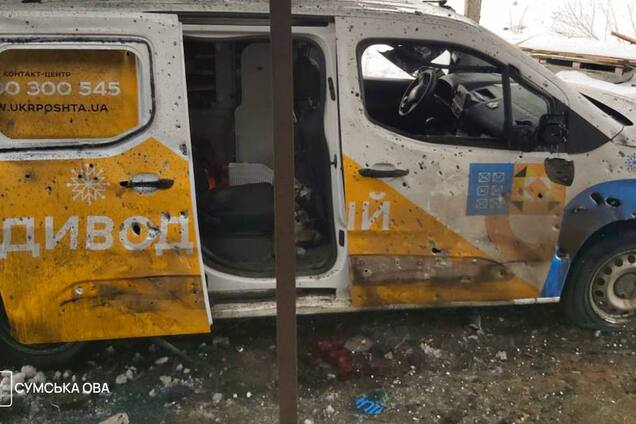 Окупанти атакували авто 'Укрпошти' на Сумщині: постраждали двоє людей. Фото