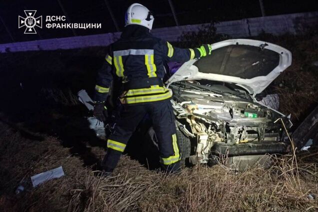 У селі на Прикарпатті сталася автотроща за участі чотирьох авто: загинули жінка і дитина. Фото